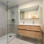 La Brisa - Luxe, Balcony And Stunning Views - Free Parking