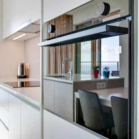 Apartment La Brisa - Luxe, Balcony And Stunning Views - Free Parking *